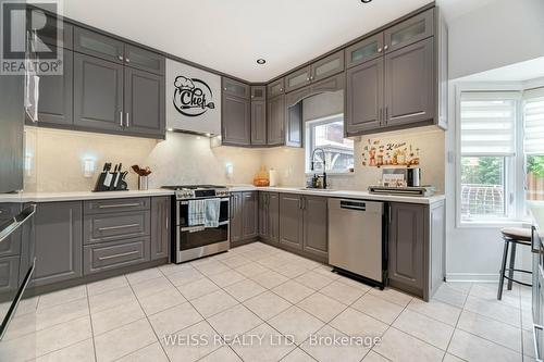 15 Cookview Drive, Brampton (Sandringham-Wellington), ON - Indoor Photo Showing Kitchen With Upgraded Kitchen