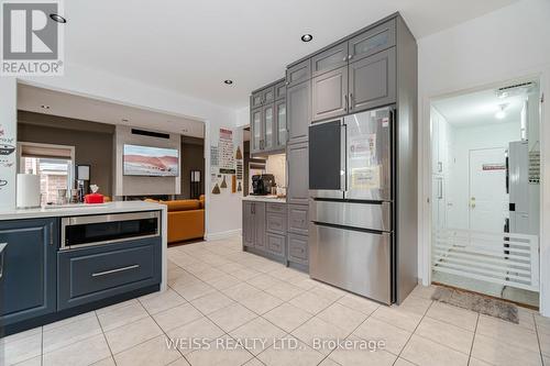 15 Cookview Drive, Brampton (Sandringham-Wellington), ON - Indoor Photo Showing Kitchen