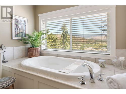 559 Long Ridge Drive S, Kelowna, BC - Indoor Photo Showing Bathroom