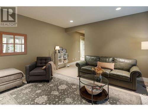 559 Long Ridge Drive S, Kelowna, BC - Indoor Photo Showing Living Room