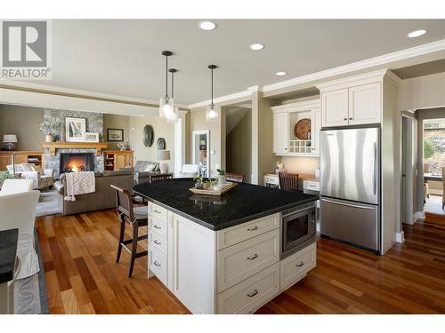 559 Long Ridge Drive S, Kelowna, BC - Indoor Photo Showing Kitchen With Upgraded Kitchen