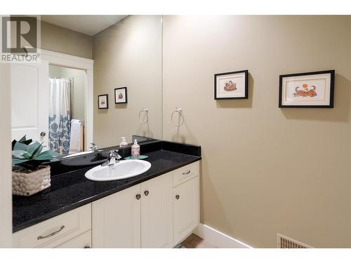 559 Long Ridge Drive S, Kelowna, BC - Indoor Photo Showing Bathroom