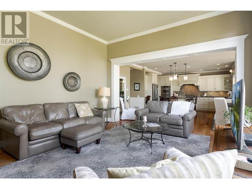 559 Long Ridge Drive S, Kelowna, BC - Indoor Photo Showing Living Room