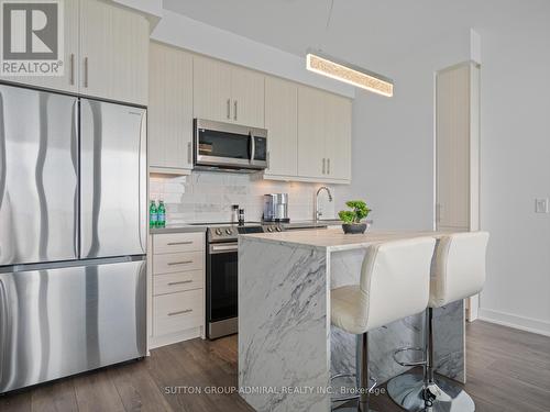 Lph09 - 95 Oneida Crescent, Richmond Hill, ON - Indoor Photo Showing Kitchen With Upgraded Kitchen