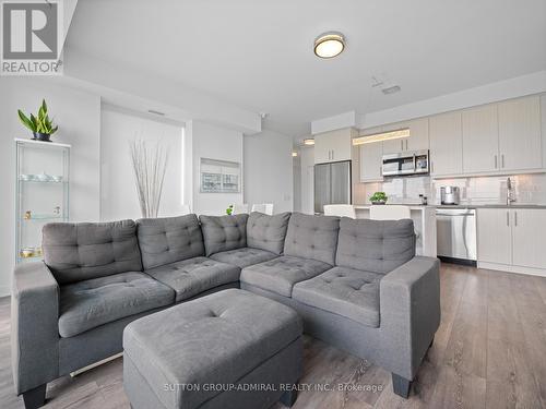 Lph09 - 95 Oneida Crescent, Richmond Hill, ON - Indoor Photo Showing Living Room