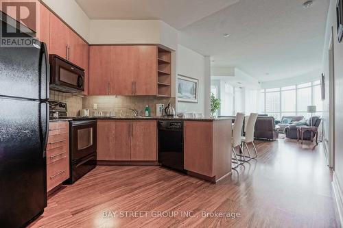 2002 - 310 Burnhamthorpe Road W, Mississauga (City Centre), ON - Indoor Photo Showing Kitchen