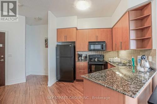 2002 - 310 Burnhamthorpe Road W, Mississauga (City Centre), ON - Indoor Photo Showing Kitchen