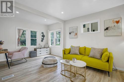 1015 Windsor Avenue, Windsor, ON - Indoor Photo Showing Living Room