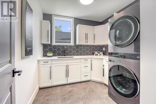 7007 Blue Coast Heights, Plympton-Wyoming, ON - Indoor Photo Showing Laundry Room