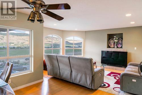 4208 Golf Course Drive, Osoyoos, BC - Indoor Photo Showing Living Room