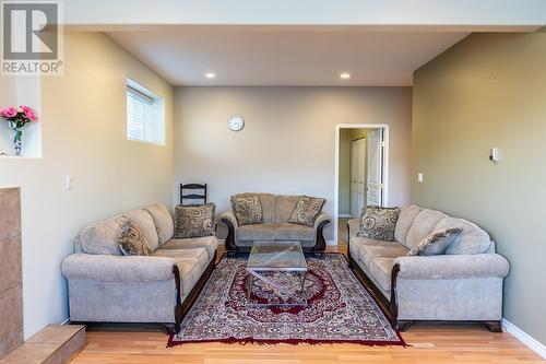 4208 Golf Course Drive, Osoyoos, BC - Indoor Photo Showing Living Room