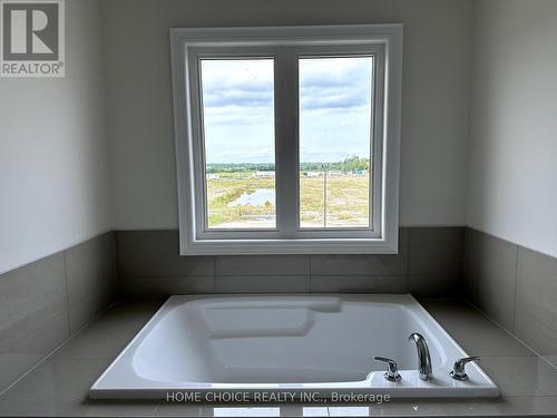 18 Father Muckle Avenue, Georgina (Keswick South), ON - Indoor Photo Showing Bathroom