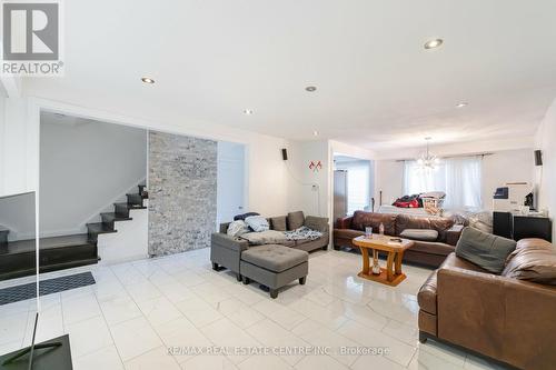 90 Centre Street S, Brampton (Brampton East), ON - Indoor Photo Showing Living Room