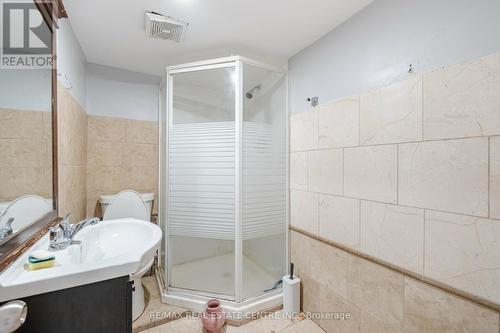 90 Centre Street S, Brampton, ON - Indoor Photo Showing Bathroom