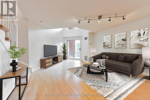 425 - 119 Merton Street, Toronto (Mount Pleasant West), ON - Indoor Photo Showing Living Room