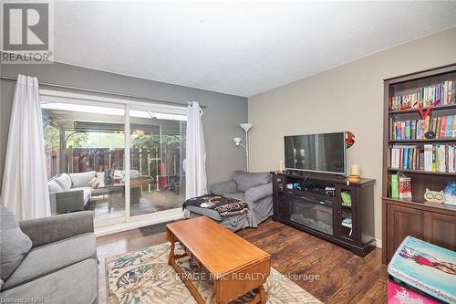 7 - 50 Lakeshore Road, St. Catharines, ON - Indoor Photo Showing Living Room