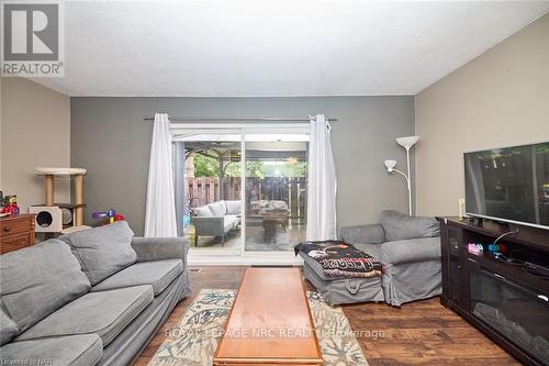 7 - 50 Lakeshore Road, St. Catharines, ON - Indoor Photo Showing Living Room