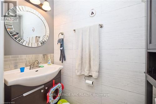 7 - 50 Lakeshore Road, St. Catharines, ON - Indoor Photo Showing Bathroom