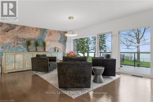 53 Tennessee Avenue, Port Colborne, ON - Indoor Photo Showing Living Room