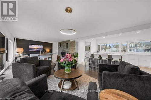 53 Tennessee Avenue, Port Colborne, ON - Indoor Photo Showing Living Room