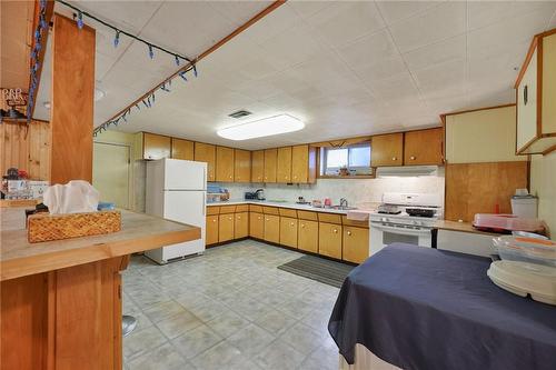 929 Upper Ottawa Street, Hamilton, ON - Indoor Photo Showing Kitchen