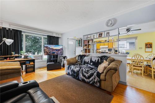 929 Upper Ottawa Street, Hamilton, ON - Indoor Photo Showing Living Room