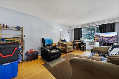 929 Upper Ottawa Street, Hamilton, ON - Indoor Photo Showing Living Room