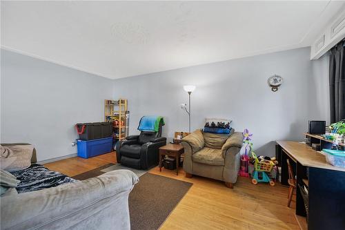 929 Upper Ottawa Street, Hamilton, ON - Indoor Photo Showing Living Room