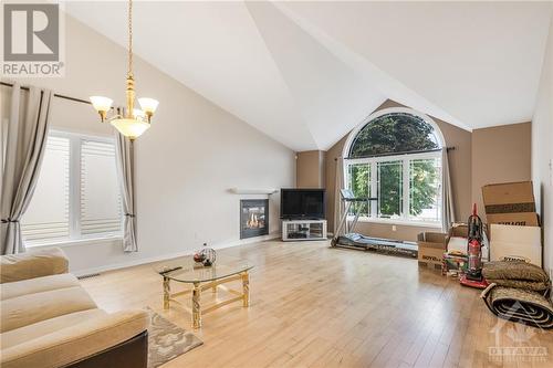 2257 Esprit Drive, Ottawa, ON - Indoor Photo Showing Living Room