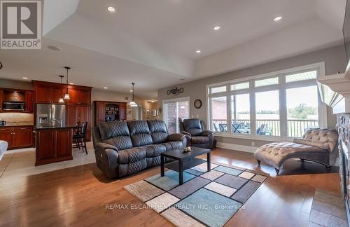 11 Alexander Boulevard, Haldimand, ON - Indoor Photo Showing Living Room