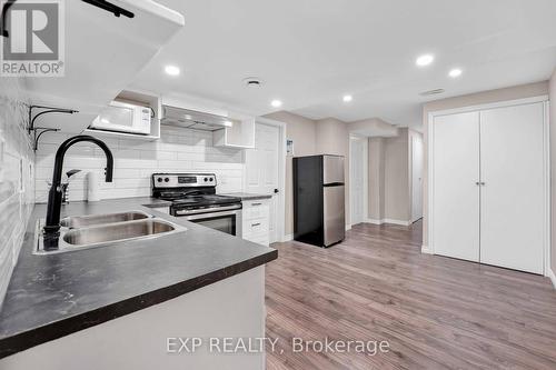 8435 Kelsey Crescent, Niagara Falls, ON - Indoor Photo Showing Kitchen With Double Sink With Upgraded Kitchen