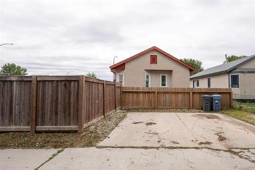 3 Highbury Rd, Winnipeg, MB 