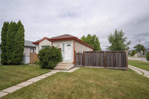 3 Highbury Rd, Winnipeg, MB 