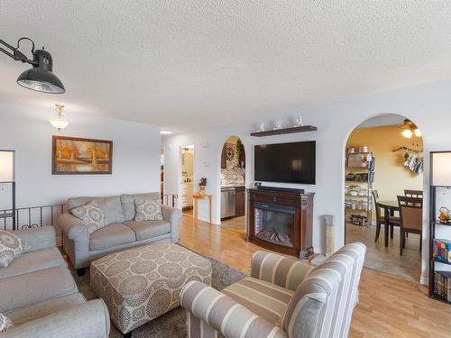 341 Waddington Drive, Kamloops, BC - Indoor Photo Showing Living Room With Fireplace