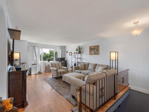 341 Waddington Drive, Kamloops, BC - Indoor Photo Showing Living Room