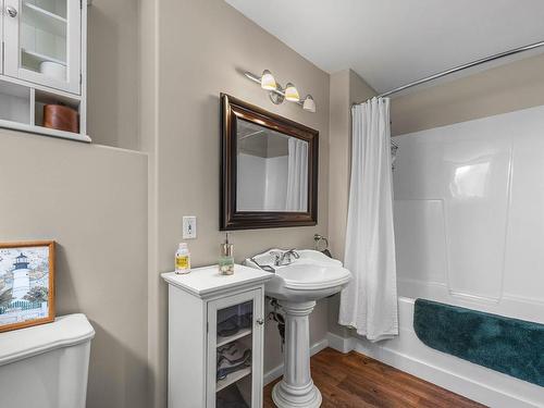 3745 Navatanee Drive, Kamloops, BC - Indoor Photo Showing Bathroom