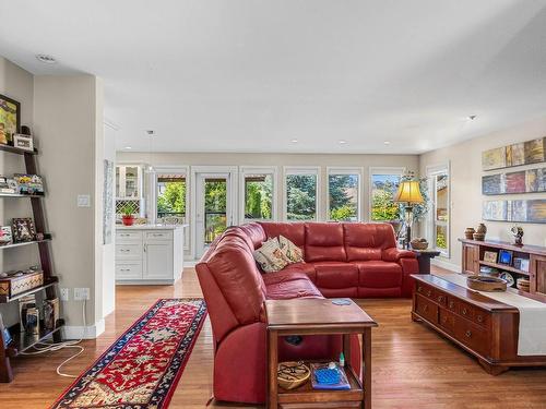 3745 Navatanee Drive, Kamloops, BC - Indoor Photo Showing Living Room