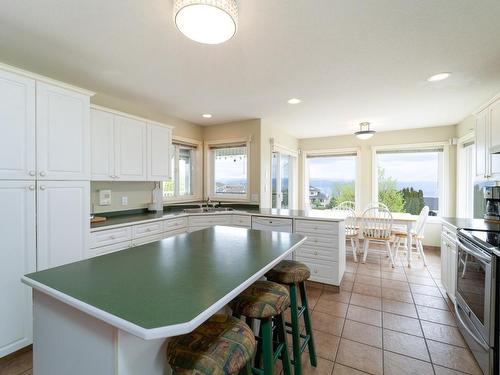 2355 Regent Place, Kamloops, BC - Indoor Photo Showing Kitchen