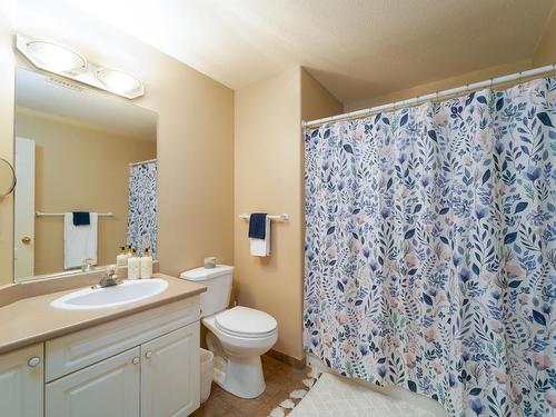 2355 Regent Place, Kamloops, BC - Indoor Photo Showing Bathroom