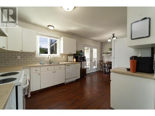 2087 Sunnycrest Ave, Kamloops, BC - Indoor Photo Showing Kitchen With Double Sink