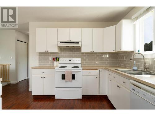 2087 Sunnycrest Ave, Kamloops, BC - Indoor Photo Showing Kitchen With Double Sink