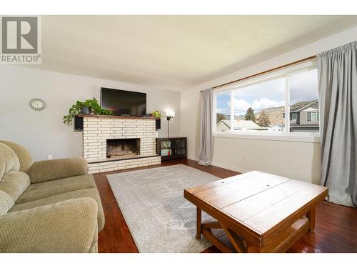 2087 Sunnycrest Ave, Kamloops, BC - Indoor Photo Showing Living Room With Fireplace