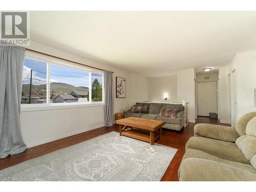 2087 Sunnycrest Ave, Kamloops, BC - Indoor Photo Showing Living Room