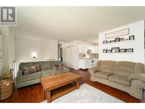 2087 Sunnycrest Ave, Kamloops, BC - Indoor Photo Showing Living Room