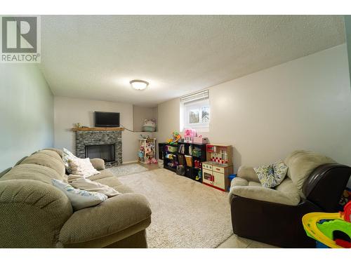 2087 Sunnycrest Ave, Kamloops, BC - Indoor Photo Showing Living Room With Fireplace