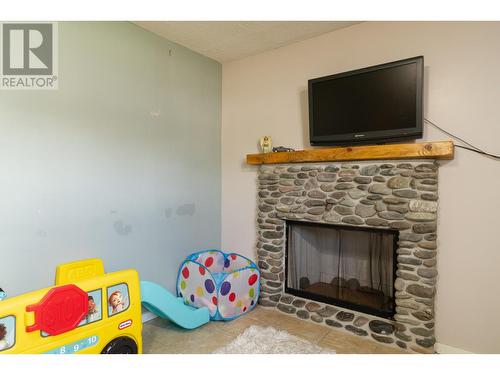 2087 Sunnycrest Ave, Kamloops, BC - Indoor Photo Showing Other Room With Fireplace