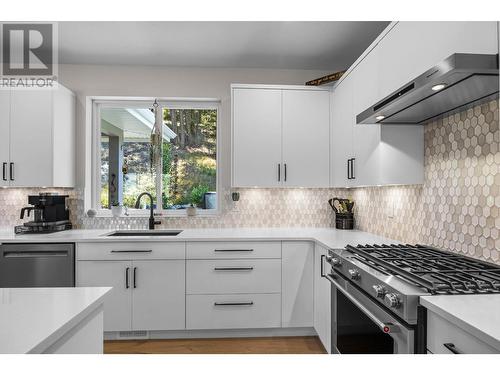 2126 Lupin Court, Kamloops, BC - Indoor Photo Showing Kitchen With Upgraded Kitchen