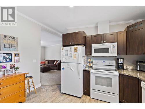 2960 30 Street Ne, Salmon Arm, BC - Indoor Photo Showing Kitchen