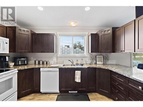 2960 30 Street Ne, Salmon Arm, BC - Indoor Photo Showing Kitchen