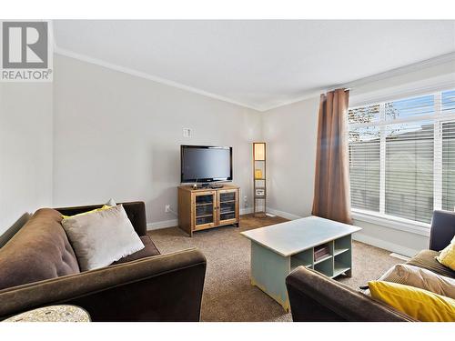 2960 30 Street Ne, Salmon Arm, BC - Indoor Photo Showing Living Room